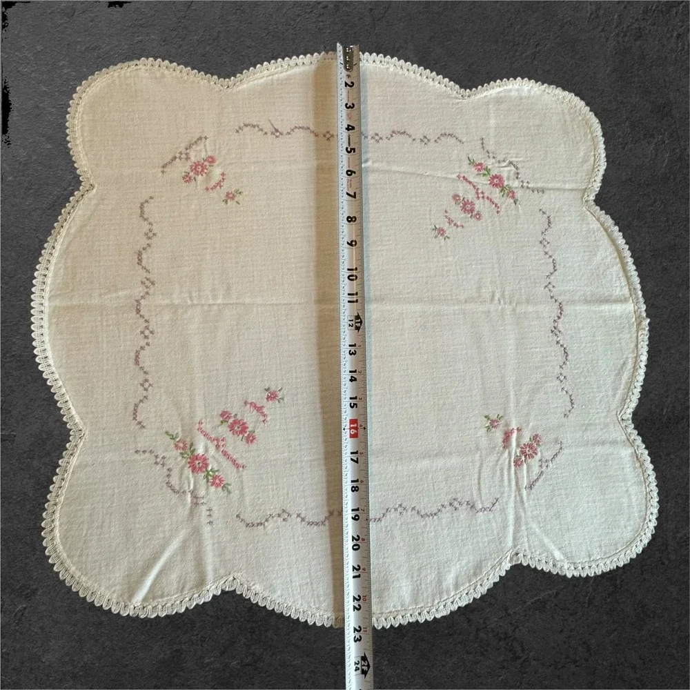Vintage Hand‎ Embroidered Floral Doily Centerpiece Scalloped Lace 24x24